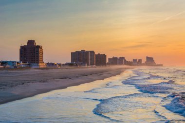 Atlantik Okyanusu ve binalarda sunrise, Ventnor, dalgalar