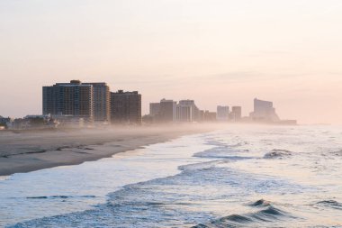 Atlantik Okyanusu ve binalarda sunrise, Ventnor, dalgalar