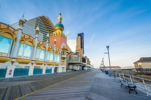Edifícios ao longo do calçadão em Atlantic City, Nova Jersey . — Fotografia de Stock