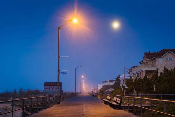 Moon over the boardwalk at night, in Ventnor City, New Jersey. — Stock Photo, Image