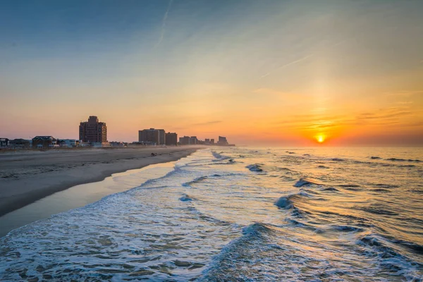 L'Oceano Atlantico all'alba, a Ventnor City, New Jersey . — Foto Stock