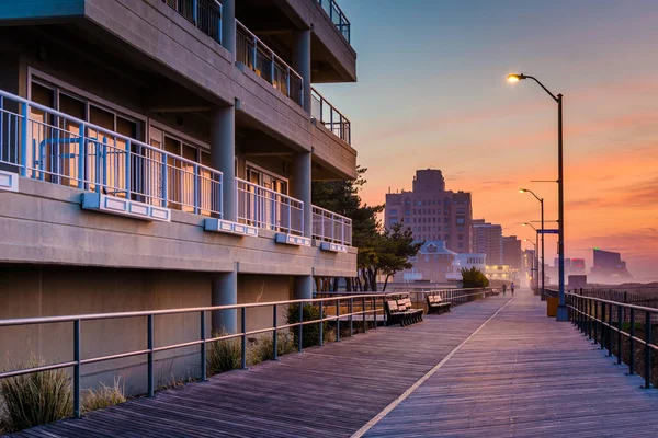 The boardwalk in sunrise in Ventnor City, New Jersey. — Stock Photo, Image