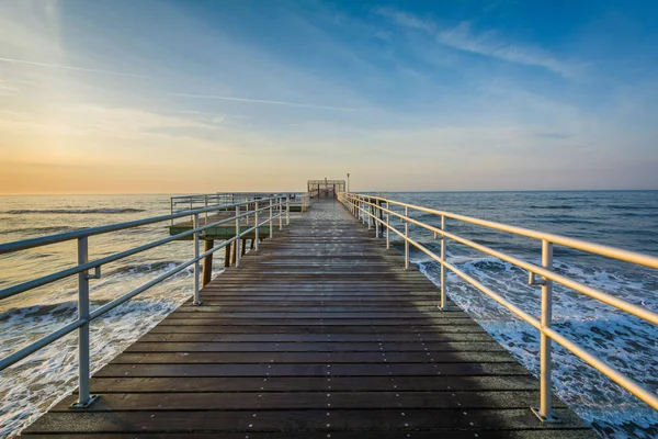 The fishing pier at sunrise in Ventnor City, New Jersey. — Stock Photo, Image