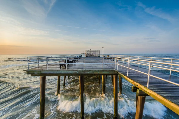 The fishing pier at sunrise in Ventnor City, New Jersey. — Stock Photo, Image