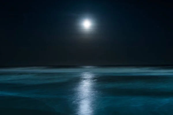 La luna sobre el Océano Atlántico en Atlantic City, Nueva Jersey . — Foto de Stock