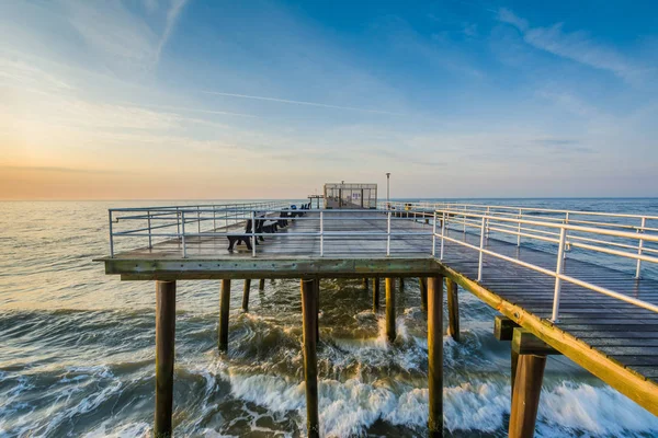 The fishing pier at sunrise in Ventnor City, New Jersey. — Stock Photo, Image