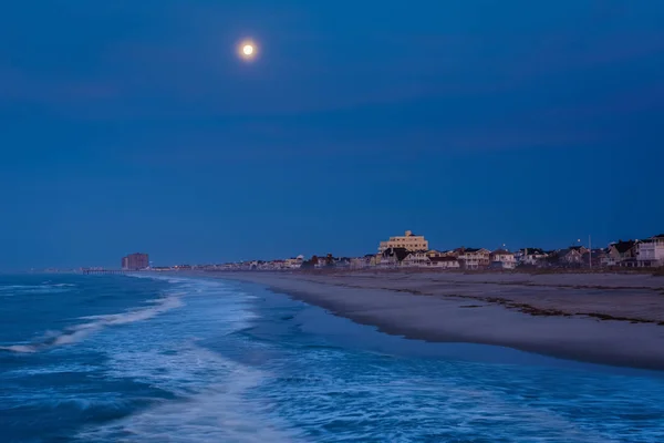 De maan boven de Atlantische Oceaan in Ventnor City, New Jersey. — Stockfoto