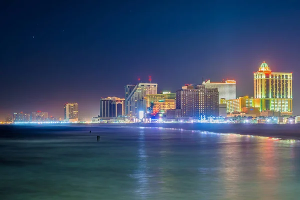 De skyline en de Atlantische Oceaan bij nacht, in Atlantic City, New J — Stockfoto