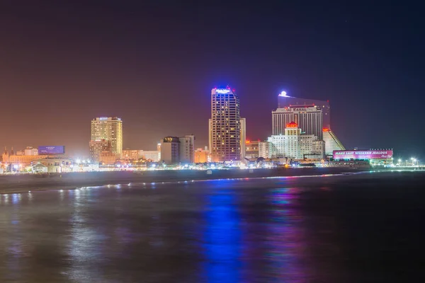 Den skyline och Atlanten på natten, i Atlantic City, nya J — Stockfoto