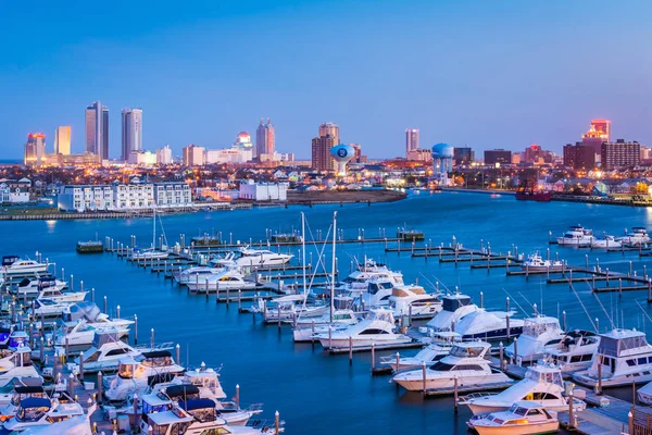 View of the Farley State Marina and skyline at night, in Atlanti — Stock Photo, Image