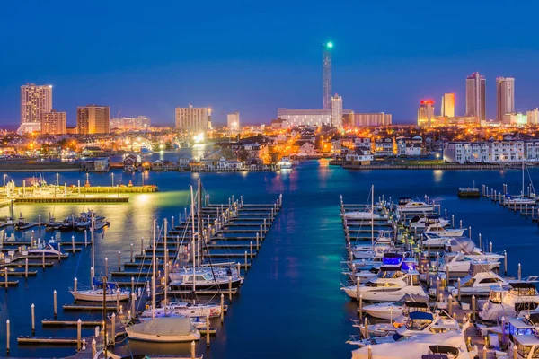 View of the Farley State Marina and skyline at night, in Atlanti — Stock Photo, Image