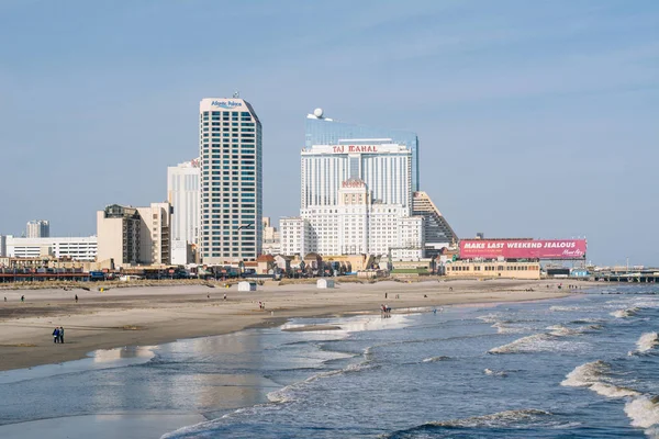 Vista de la playa y edificios en Atlantic City, Nueva Jersey . — Foto de Stock