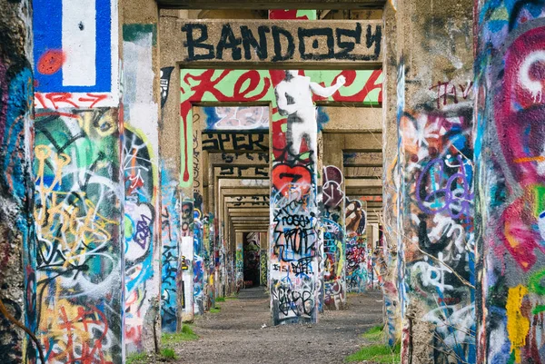 Graffiti under Graffiti Pier, i Philadelphia, Pennsylvania . - Stock-foto