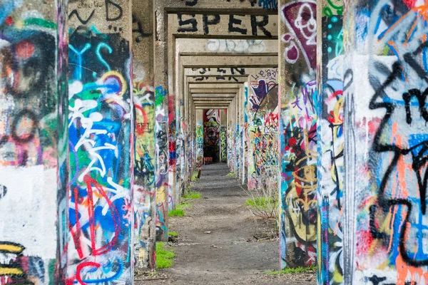 Graffiti pod molem Graffiti, Filadelfie, Pensylvánie, USA. — Stock fotografie