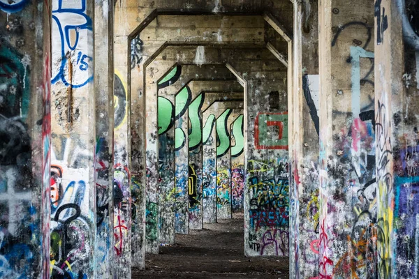 Graffiti sotto il Graffiti Pier, a Philadelphia, Pennsylvania . — Foto Stock