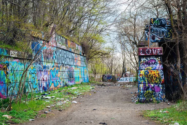 Straßenkunst am Graffiti-Pier in Philadelphia, Pennsylvania. — Stockfoto