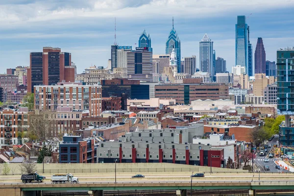 Blick auf die Skyline von Philadelphia vom Benjamin Franklin brid — Stockfoto