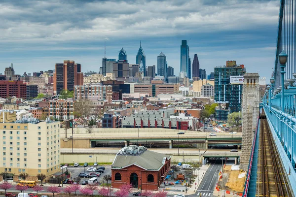 Utsikt över Philadelphia skyline från den Benjamin Franklin Brid — Stockfoto