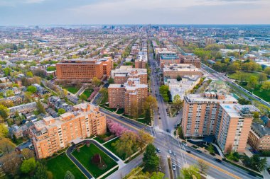Baltimore Charles köyünde St. Paul Caddesi'nin havadan görünümü
