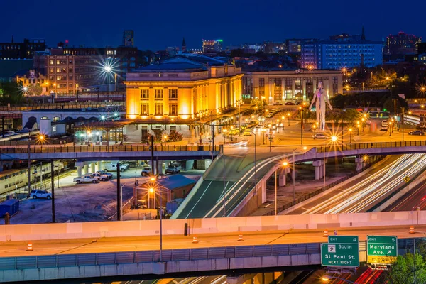 Vista de Penn Station y Jones Falls Expressway por la noche, en — Foto de Stock