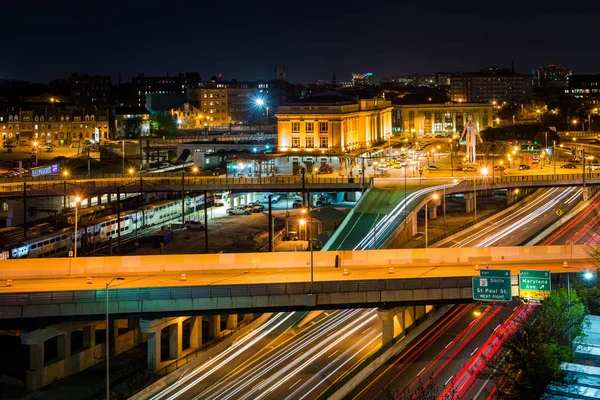 Vista de Penn Station y Jones Falls Expressway por la noche, en — Foto de Stock