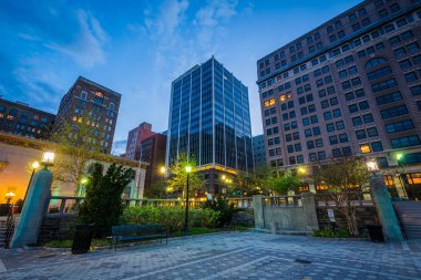 Binalarda Rodney Meydanı'nda gece, Wilmington, Delaware.