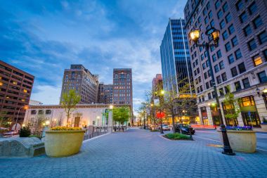 Binalarda Rodney Meydanı'nda gece, Wilmington, Delaware.