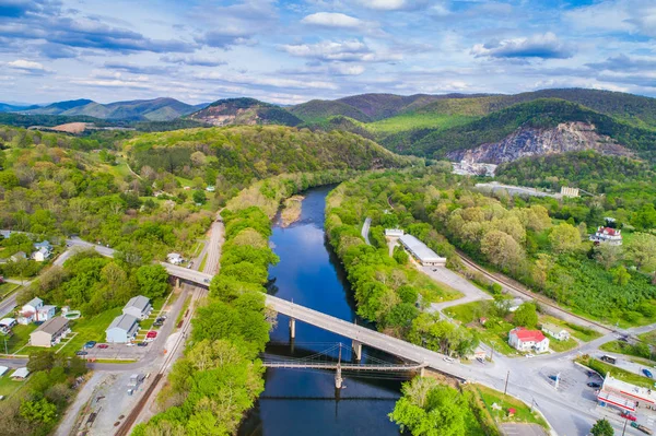 Luftaufnahme der Themse und der umliegenden Berge in Buch — Stockfoto