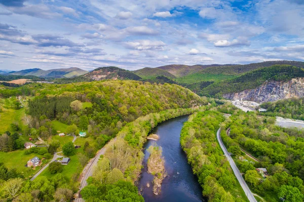Aerial view of the James River and surrounding mountains in Buch — Stock Photo, Image