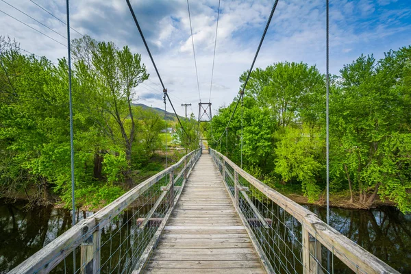 Swinging pedestrian bridge over the James River in Buchanan, Vir — Stock Photo, Image