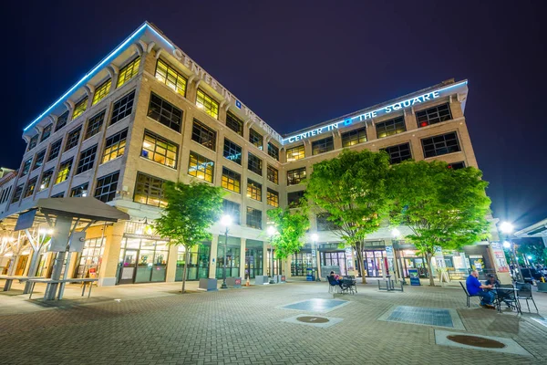 Centro en la Plaza por la noche, en el centro de Roanoke, Virginia . — Foto de Stock