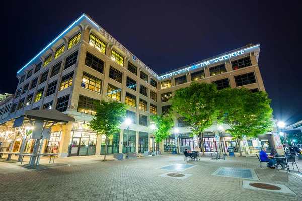 Centro en la Plaza por la noche, en el centro de Roanoke, Virginia . — Foto de Stock