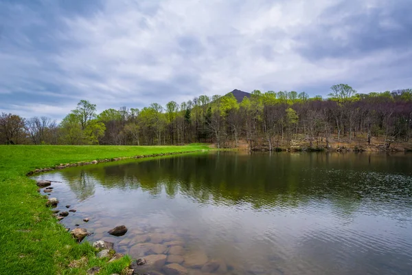 Peaks of Otter Lake, no Blue Ridge Parkway, na Virgínia . — Fotografia de Stock