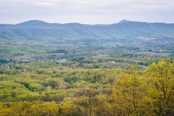 Vista de primavera de las montañas Blue Ridge desde el Blue Ridge Park — Foto de Stock