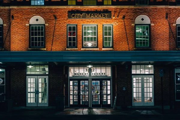 Edificio City Market por la noche, en el centro de Roanoke, Virginia — Foto de Stock