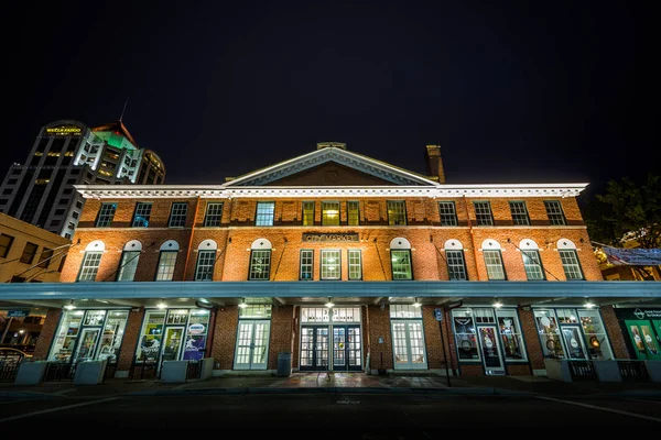 De stad markt gebouw 's nachts, in het centrum van Roanoke, Virginia — Stockfoto