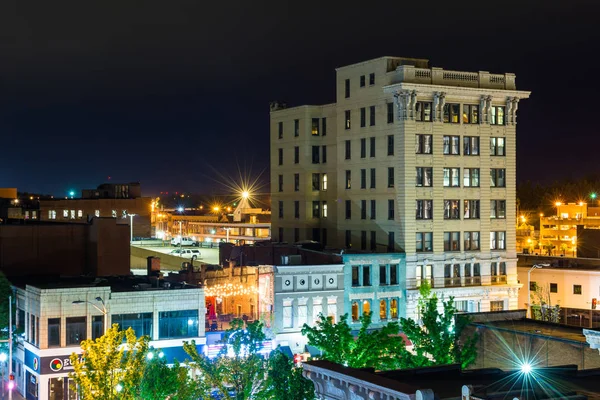 ロアノーク (バージニア州) で、夜にダウンタウンのビル群の眺め — ストック写真