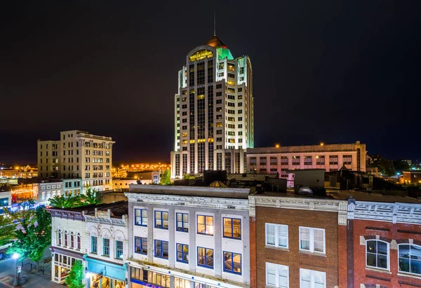 Vista de edificios en el centro por la noche, en Roanoke, Virginia —  Fotos de Stock