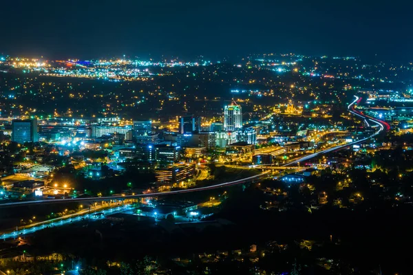 Utsikt över downtown Roanoke skyline på natten, från Mill Mountai — Stockfoto