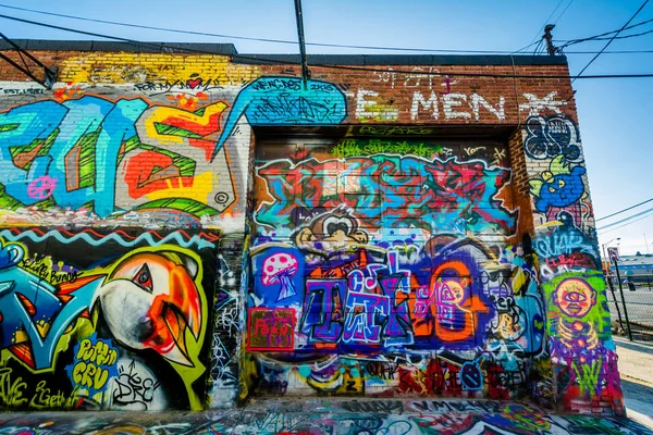 Street art v Graffiti Alley v Baltimore, Maryland. — Stock fotografie