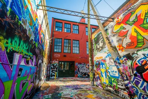 Street art v Graffiti Alley v Baltimore, Maryland. — Stock fotografie