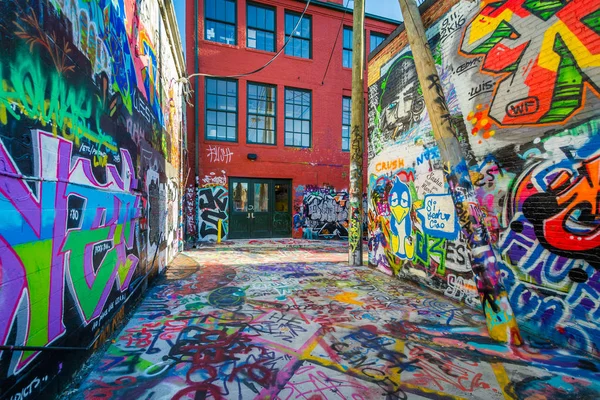 Ulica sztuki Graffiti Alley w Baltimore, Maryland. — Zdjęcie stockowe