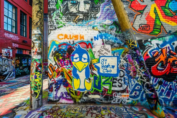 Gadekunst på Graffiti Alley i Baltimore, Maryland . - Stock-foto
