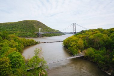 Bear Mountain Köprüsü ve Hudson nehirde ayı Mount görünümü