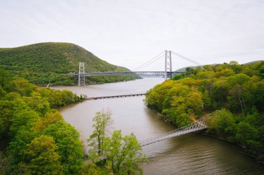 Bear Mountain Köprüsü ve Hudson nehirde ayı Mount görünümü