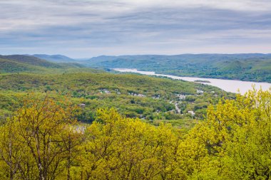 Hudson Nehri Bear Mountain State Park, New York üzerinden görünümünü