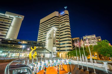 Modern binalar ve gece, şehir Bethesd metro istasyonu
