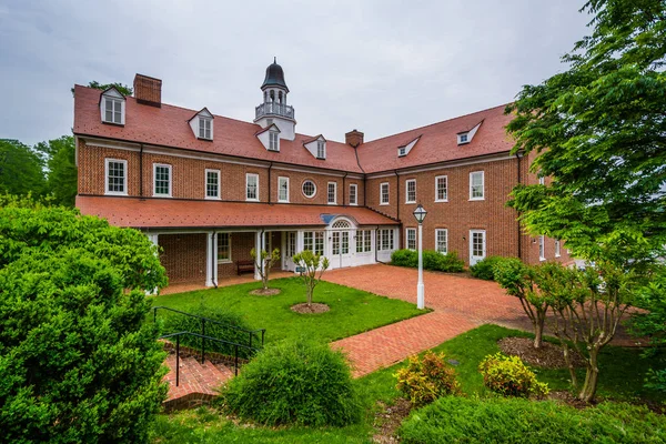 Edifício histórico de tijolos no Salem College, em Old Salem, Winston - — Fotografia de Stock