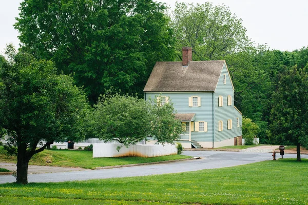 Casa y calle en Old Salem, Winston-Salem, Carolina del Norte . —  Fotos de Stock