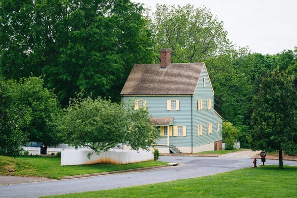 Casa y calle en Old Salem, Winston-Salem, Carolina del Norte . —  Fotos de Stock